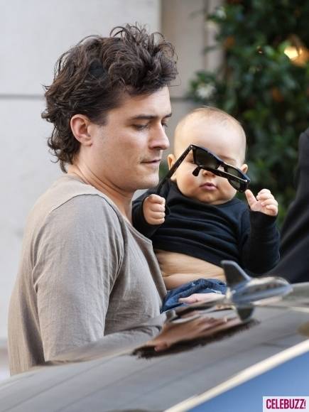 Miranda-Kerr-Orlando-Bloom-Baby-Flynn-Have-a-Parisian-Afternoon-3-435x580