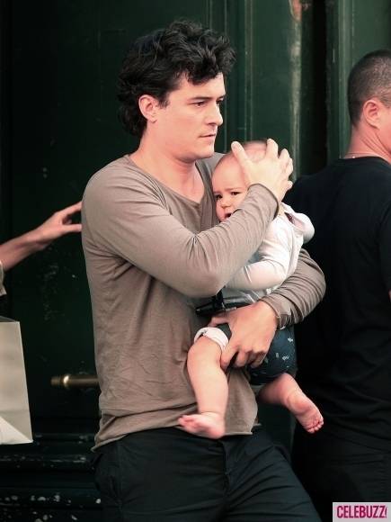 Miranda-Kerr-Orlando-Bloom-Baby-Flynn-Have-a-Parisian-Afternoon-4-435x580