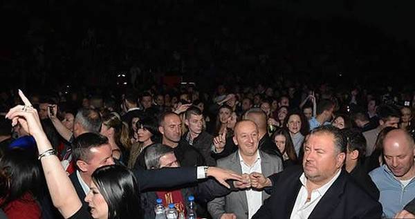 1546467_561299243960464_1716055112_n