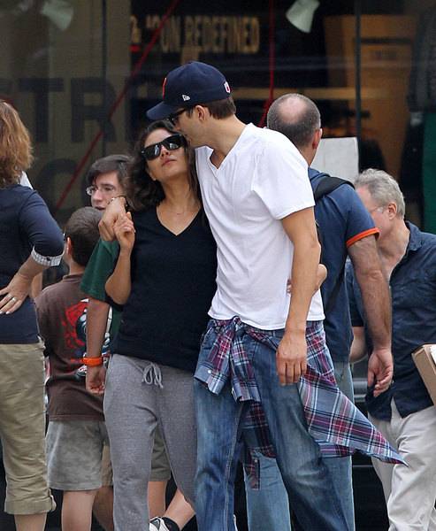 MILA KUNIS and Ashton Kutcher Kissing in New York