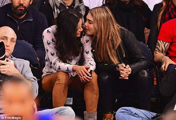 article-2549459-1AF56D7800000578-987_634x431