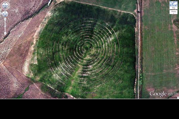 circular-patterns-in-a-field-google-earth