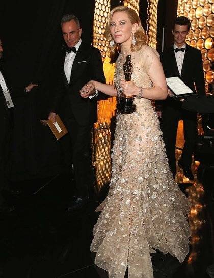 cate-blanchett-oscars-2014-backstage-getty_GA