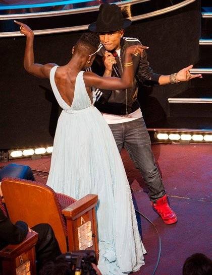 pharrell-williams-lupita-nyong-o-oscars-2014-performing-rex_GA