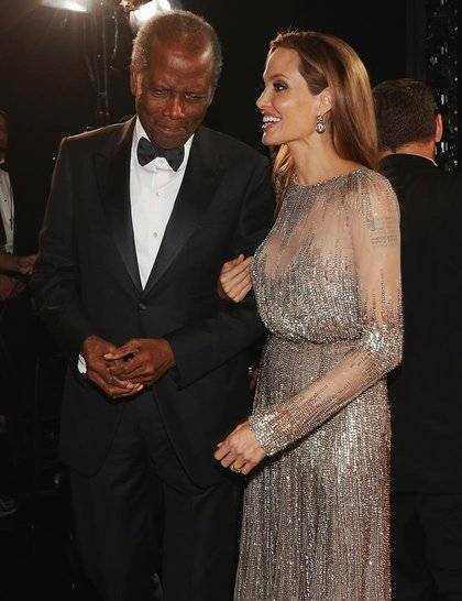 sidney-poitier-angelina-jolie-oscars-2014-backstage-getty_GA