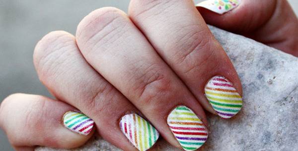 Шарени нокти за неколку секунди