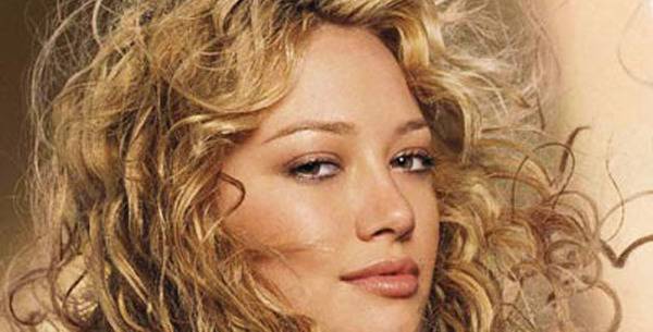 Бујни локни, асиметрија и голема пунџа! Тренди фризури за 2012