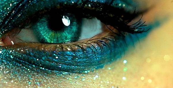 Сјајните сенки за очи – задолжтелни за празничната шминка