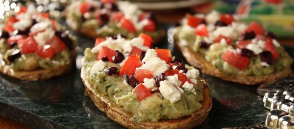 Вкусни брускети со зеленчук