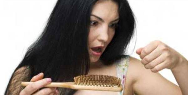 Пет најчести причини за опаѓање на косата