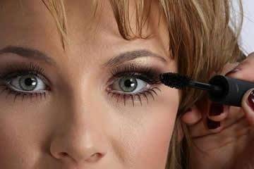 Подмладете се со правилно шминкање