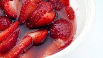 Маска за коса од јагоди, мед и авокадо