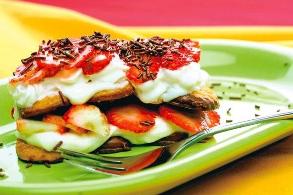 Вкусен десерт со многу овошје