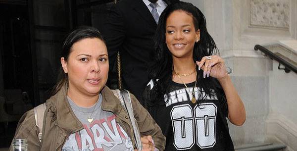 Додека двајцата се испотепаа и завршија во болница, Ријана ужива во животот