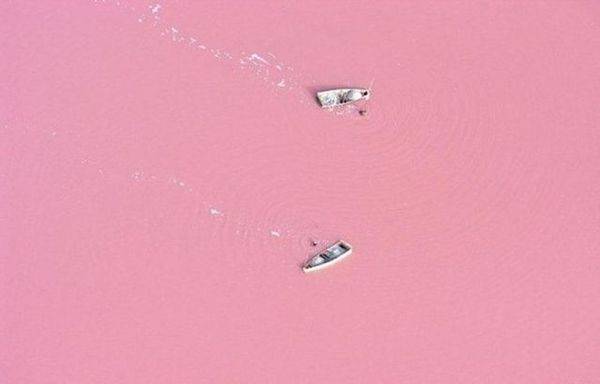 После капење во ова езеро се ќе ви биде розово:)