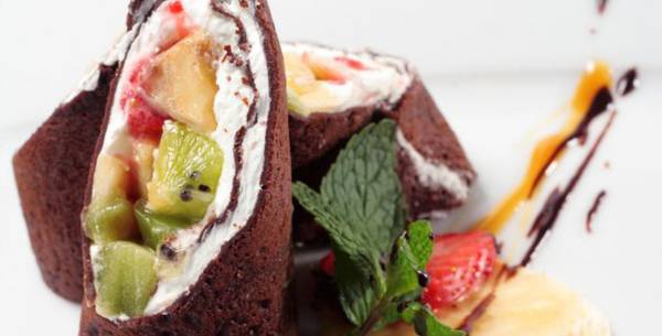 Црни палачинки полнети со свежо овошје