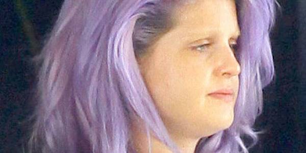 Без шминка, 20кг подебела, со перница во рака? Каде ли тргнала?