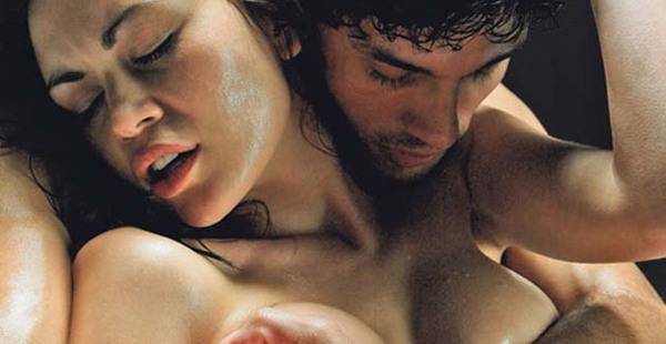 Кој вели дека порното е само за оние кои не се во врска? Луѓето кои гледаат порно имаат подобар сексуален живот