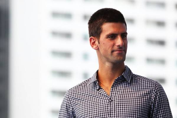 Ноле на завеаните во Србија им дели храна, а тие го бркаат за да се сликаат