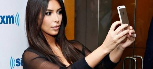 Ниту да трепне: Детето падна пред неа, а таа продолжи да гледа во мобилниот телефон!