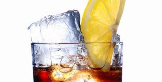 Мразот во пијалоците е опасен по здравјето поради наслагите од бактерии на него