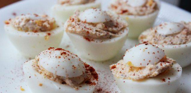 Јајца полнети со кисели краставички