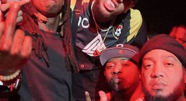 Крис Браун исфрлен од авион бидејќи пушел марихуана