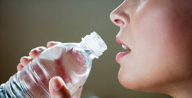 Дали ги користите пластичните шишиња повеќе пати? Во нив демнат бактерии како на WC школка…