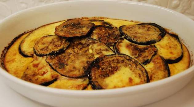 Печен црн патлиџан со бешамел сос