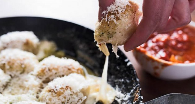 Вкусни моцарела-топчиња со лук