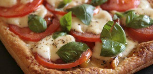 Тарт со домати, моцарела и намаз од црни маслинки