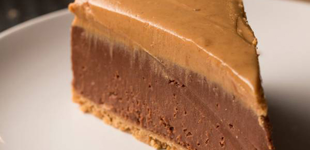 Чизкејк со чоколада и путер од кикирики