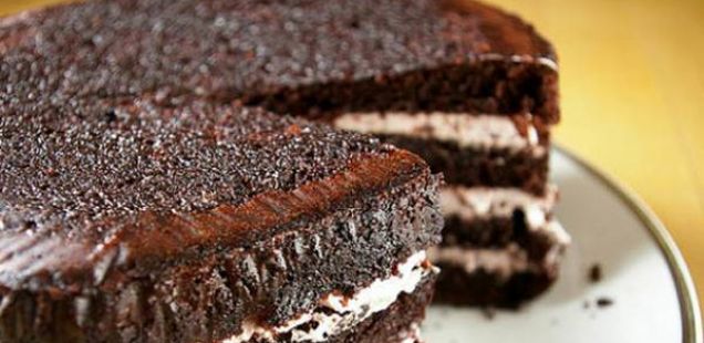 Едноставна чоколадна торта која ќе ве воодушеви