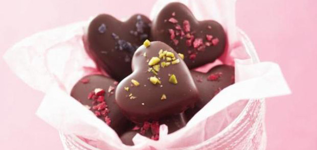 Божиќни колачиња: Полнети срца со ореви и марципан