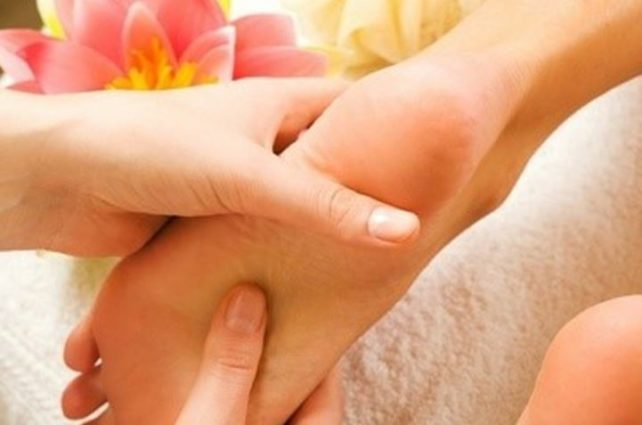 Кога ве боли грбот, масирајте ги стапалата!