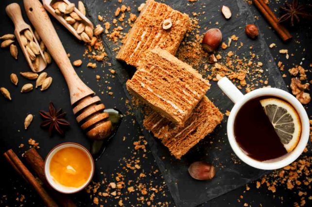 ПОСНИ ЛЕШНИК КОЦКИ: десерт со медени розен кори