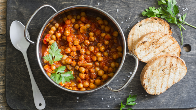 Наут во сос од домати