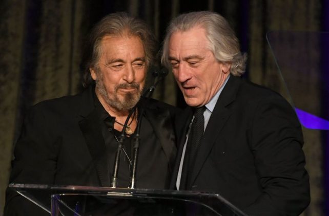 Роберт Де Ниро и Ал Пачино рамо до рамо: Актерите легенди ги воодушевија сите присутни кога се појавија заедно на сцената за време на церемонијата на доделувањето на наградите!