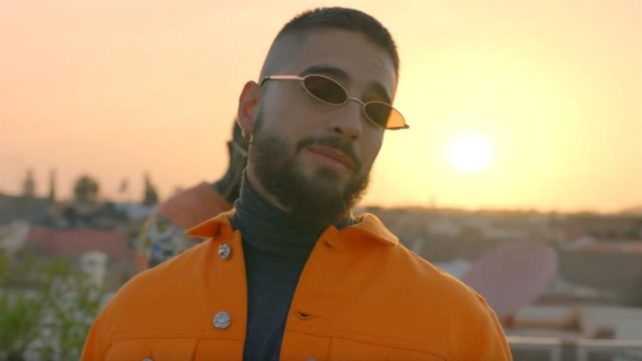 Пејачот „страсно“ ја бакна својата мајка!