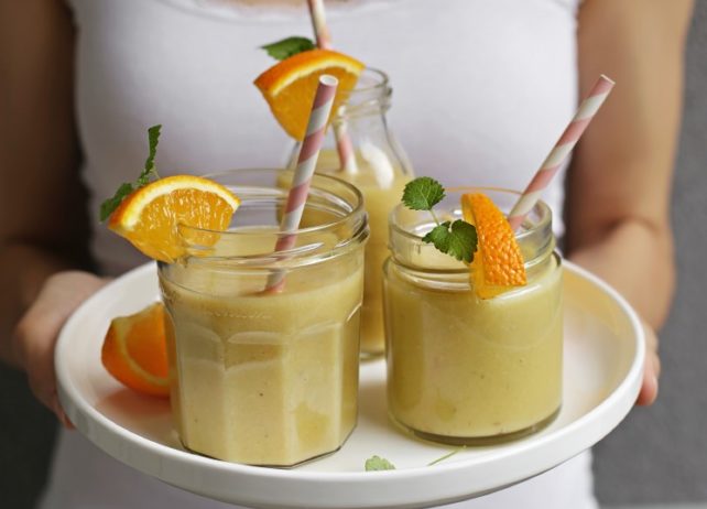 Смути од диња, ѓумбир, банана и портокал