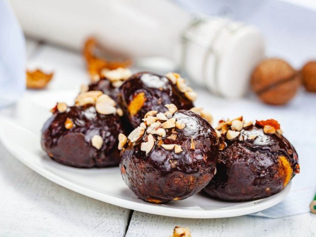 Вкусни како оригиналот: Совршени домашни „фереро“ бомбици