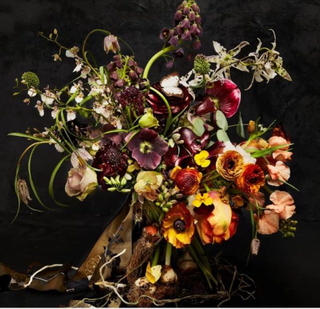 Драматични цветни инсталации