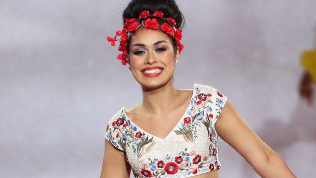 Мис на Англија 2019 ја дава својата круна за борба против СОВИД-19