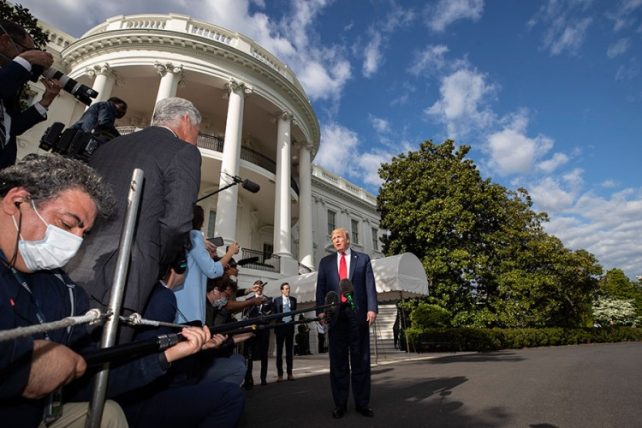 Белата куќа ја затвора работната група за борба против корона вирусот