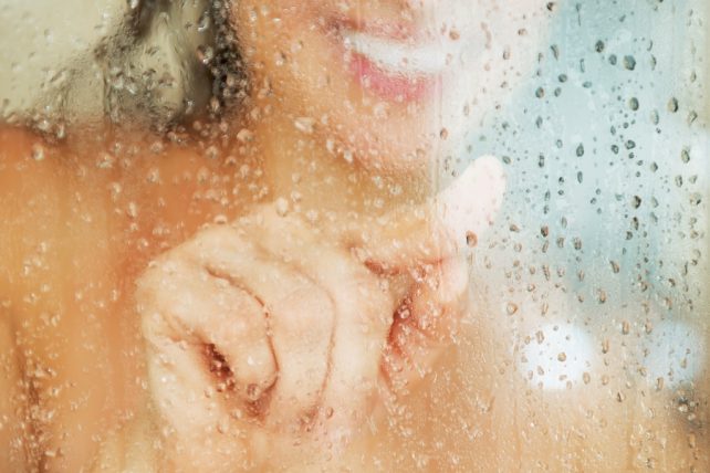 КОГА Е ВИСТИНСКОТО ВРЕМЕ: дали е поздраво да се туширате наутро или навечер?