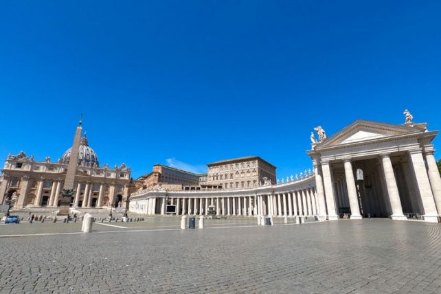 Кардиналот им помага на транссексуалните проститутки