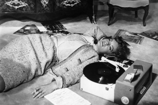 Највисок симбол за луксуз, никогаш не излегло од мода, и никогаш нема да излезе: Легендарното сако од твид на Шанел!