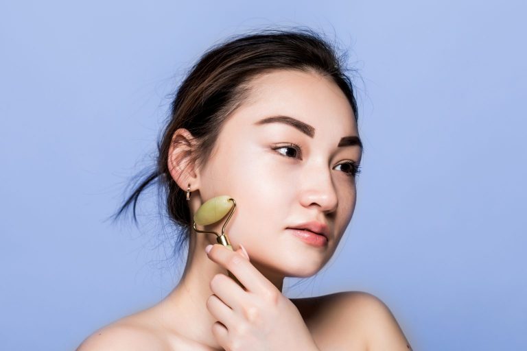 Древната алатка за масажа на лицето повторно во мода: ролери од жад за блескав тен!