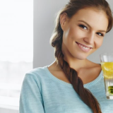 Вистината за водата со лимон наутро: Дали е навистина толку моќна?