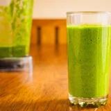 ЗЕЛЕН ПРОТЕИНСКИ ШЕЈК: Одличен е за појадок или како ужина, ќе ве држи сити долго време